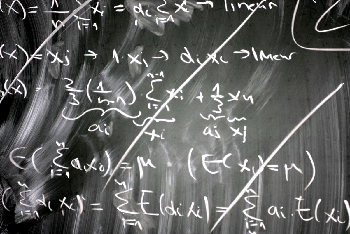 Bild zeigt mathematische Formeln, die mit Kreide auf eine Tafel geschrieben wurden